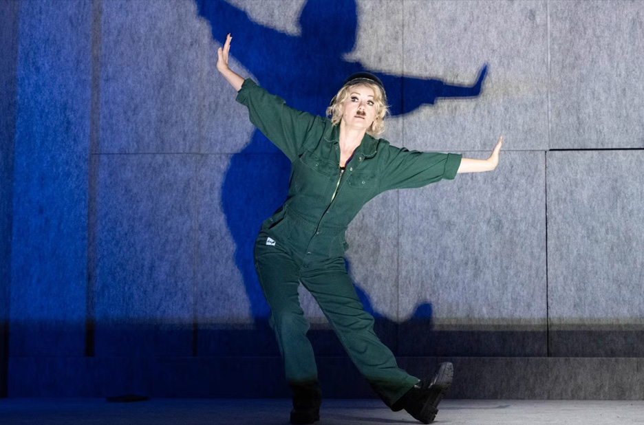 Katherine Mehrling in a Chaplinesque number (Stranger than the moon, The Berliner Ensemble)