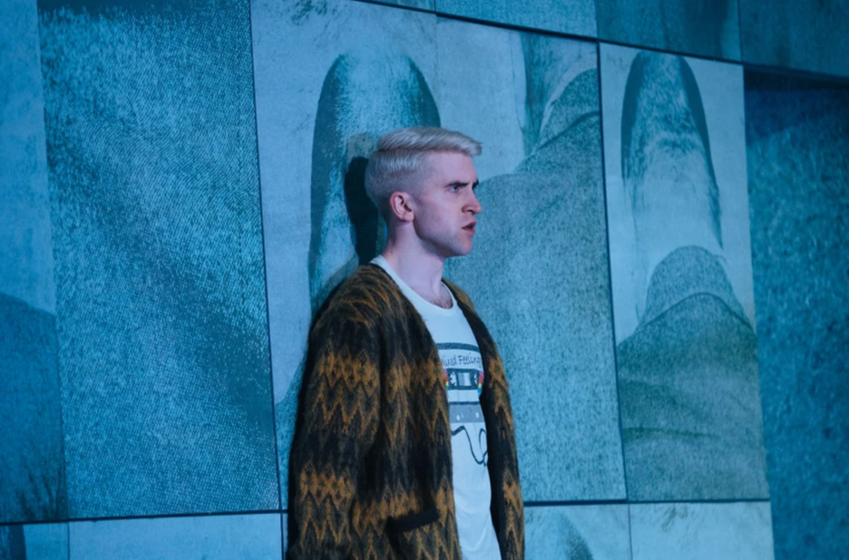 Callum Scott Howells as Oz in Ghosts, Lyric Hammersmith (Credit Helen Murray)