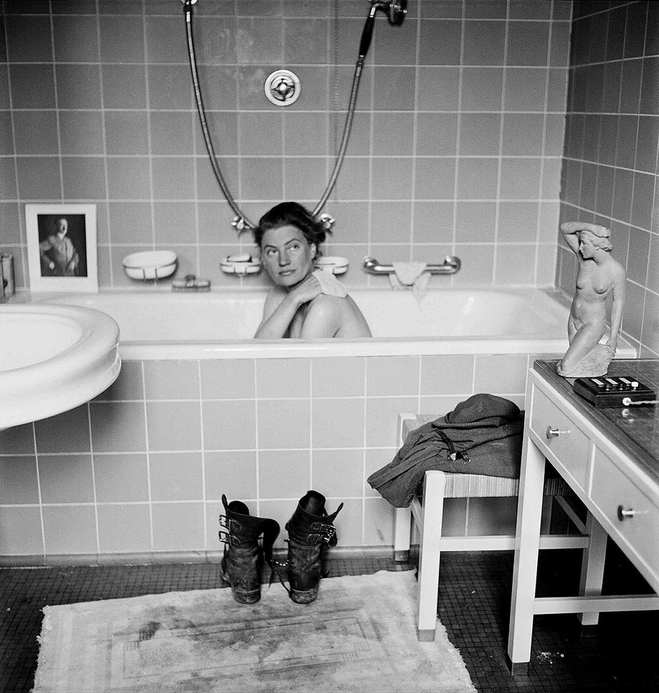 Lee Miller and David E. Scherman, Lee Miller in Hitler's bathtub, Munich, 1945