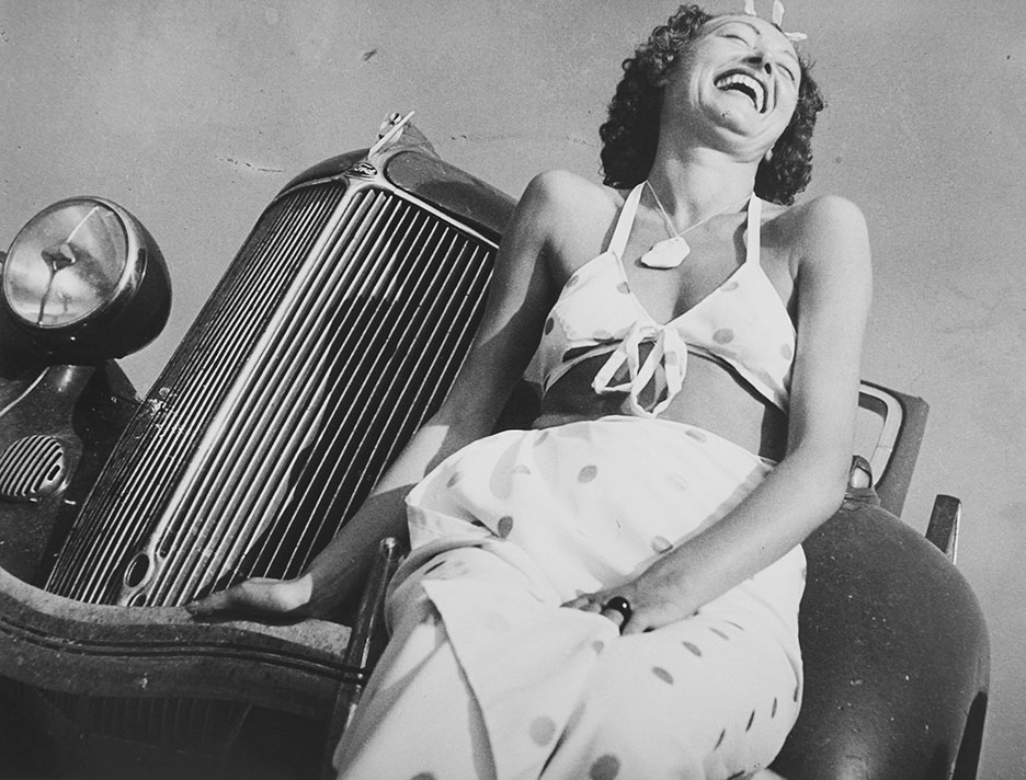 Lee Miller, Nusch Éluard by the side of a car, Golfe Juan, 1937