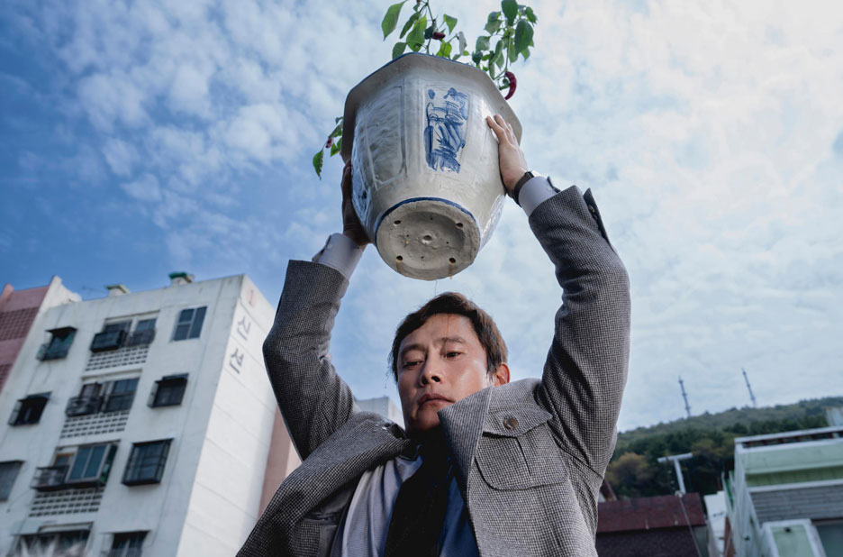 Lee Byung-hun as Man-su - flowerpot murder attempt, No other choice by Park Chan-wook