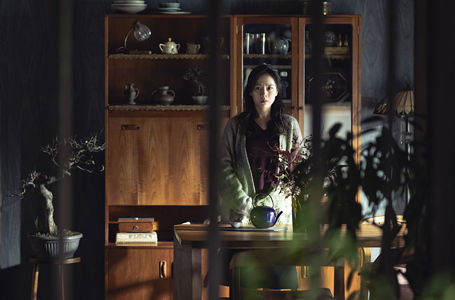 Son Eon-jin as Man-su’s wife Yoo Mi-ri, No other choice by Park Chan-wook